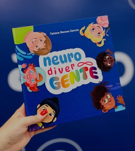 Capa do livro NeurodiverGENTE, de Tatiane Moraes Garcez, segurada por uma mão