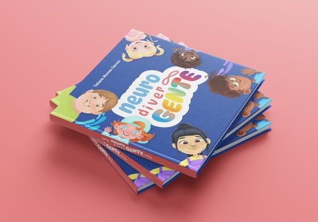 Exemplares do livro NeurodiverGENTE empilhados sobre fundo rosa