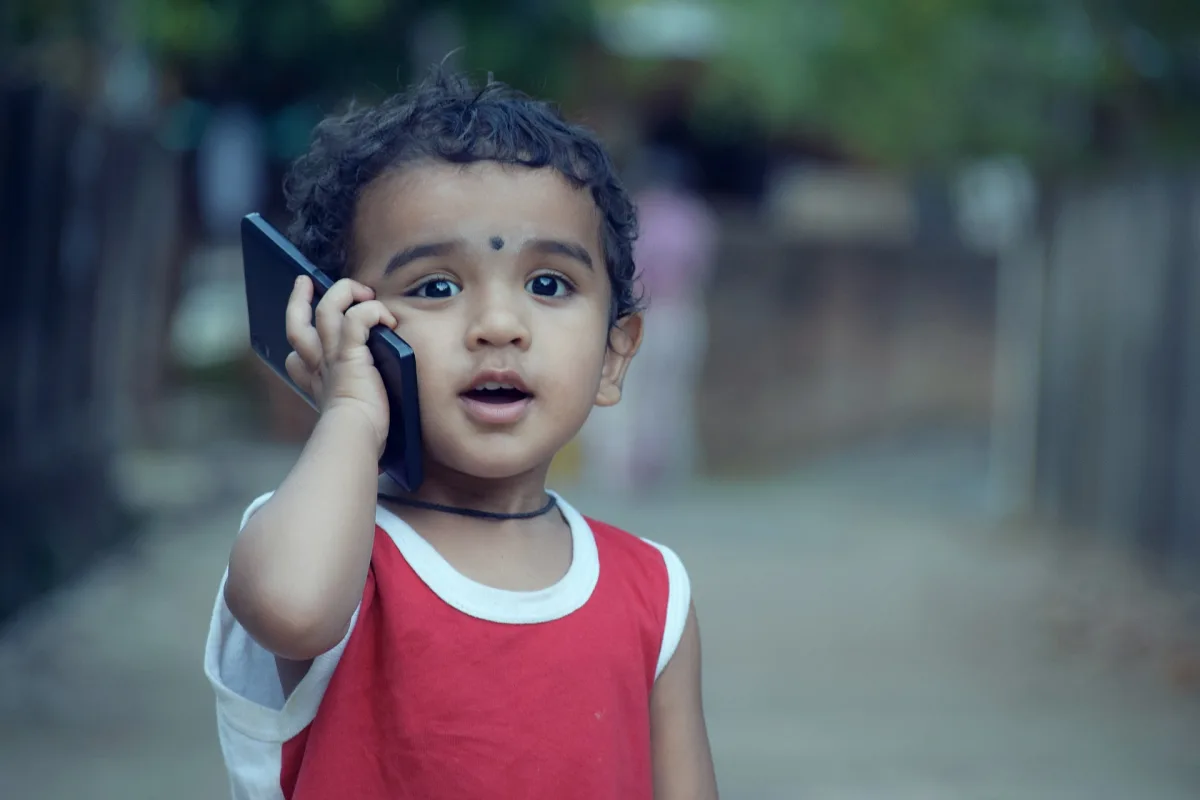 Como o uso frequente de eletrônicos pode influenciar no desenvolvimento infantil