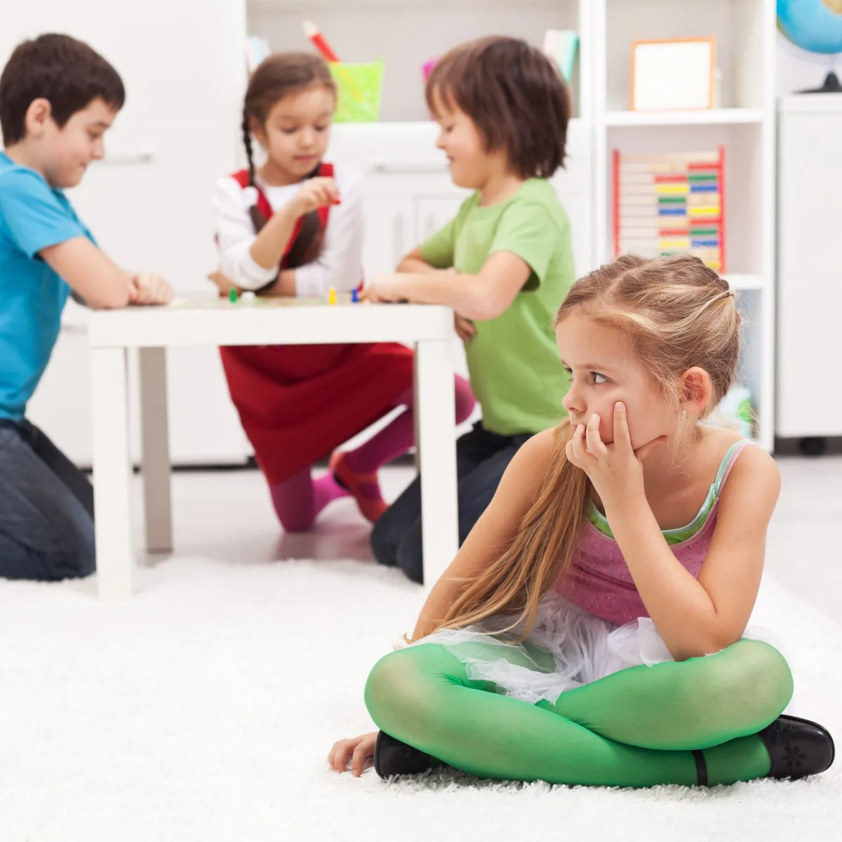 Minha criança fala normalmente em casa, mas não em público… O que pode ser?