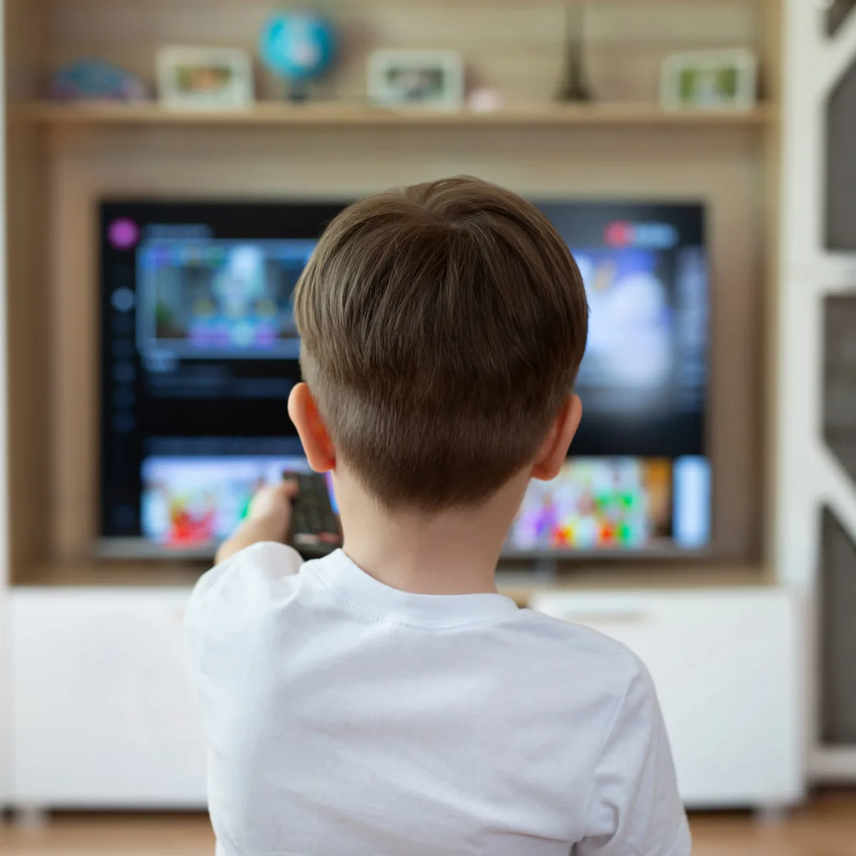 Assistir desenhos animados ajuda a criança a falar?