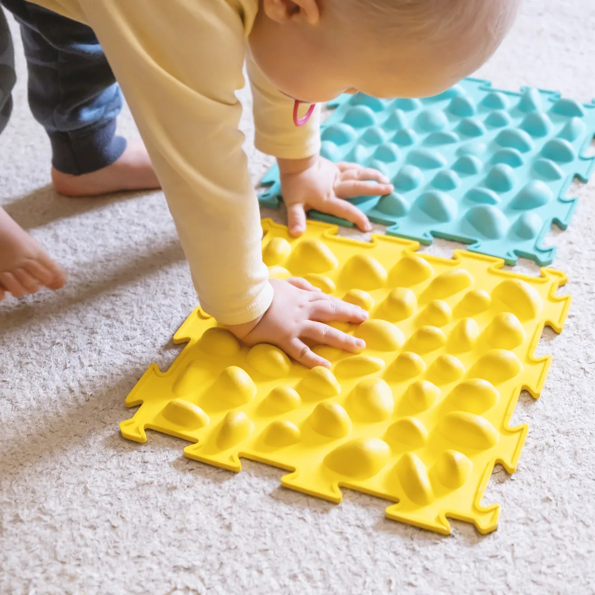 Desenvolvimento do bebê: brincadeiras para estimular o desenvolvimento sensorial