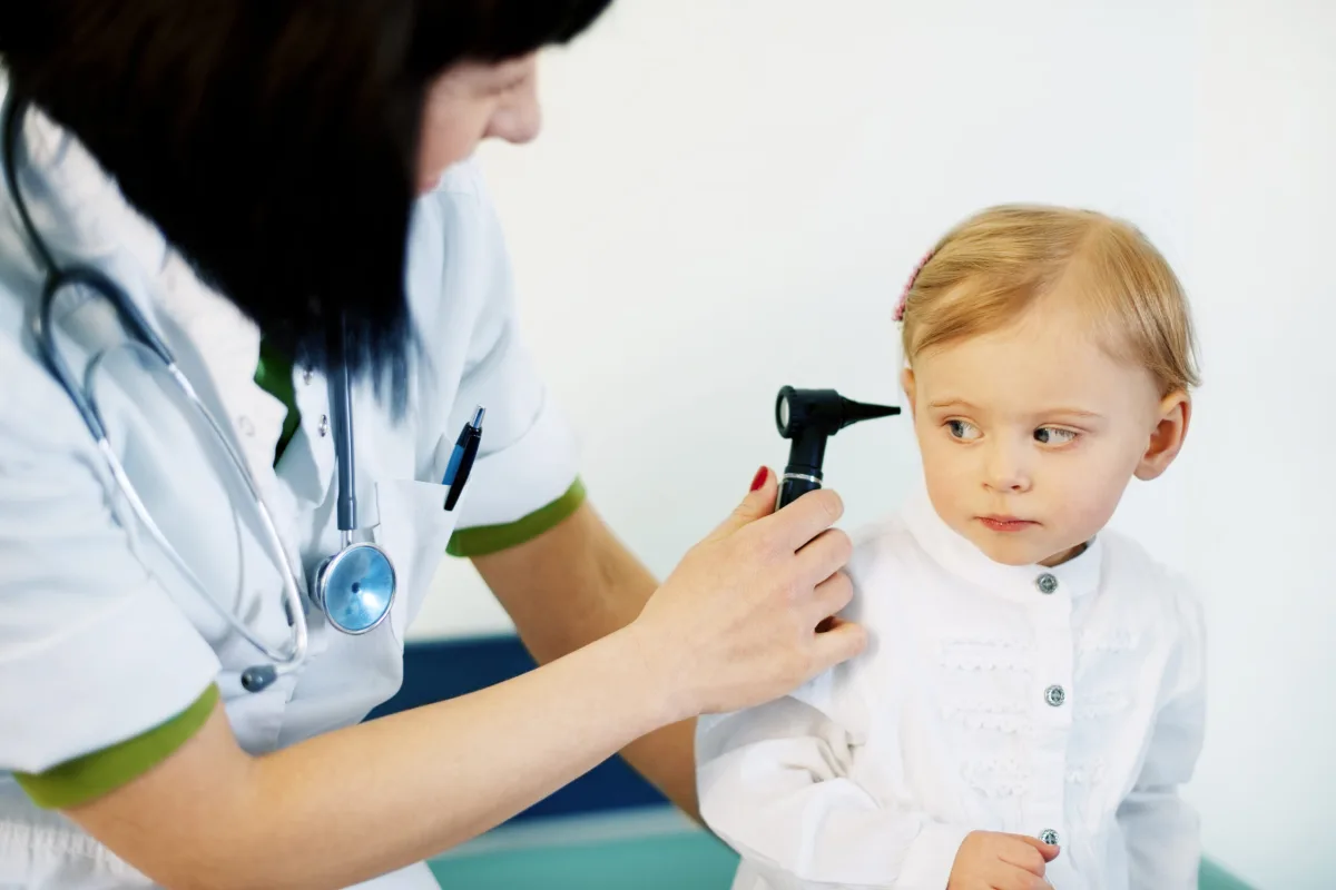 Criança com otite infantil sendo examinada por pediatra – Evolvere Neurodesenvolvimento